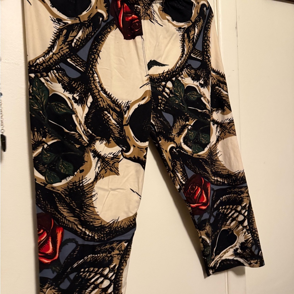Skull and Rose Patterned Cropped leggings